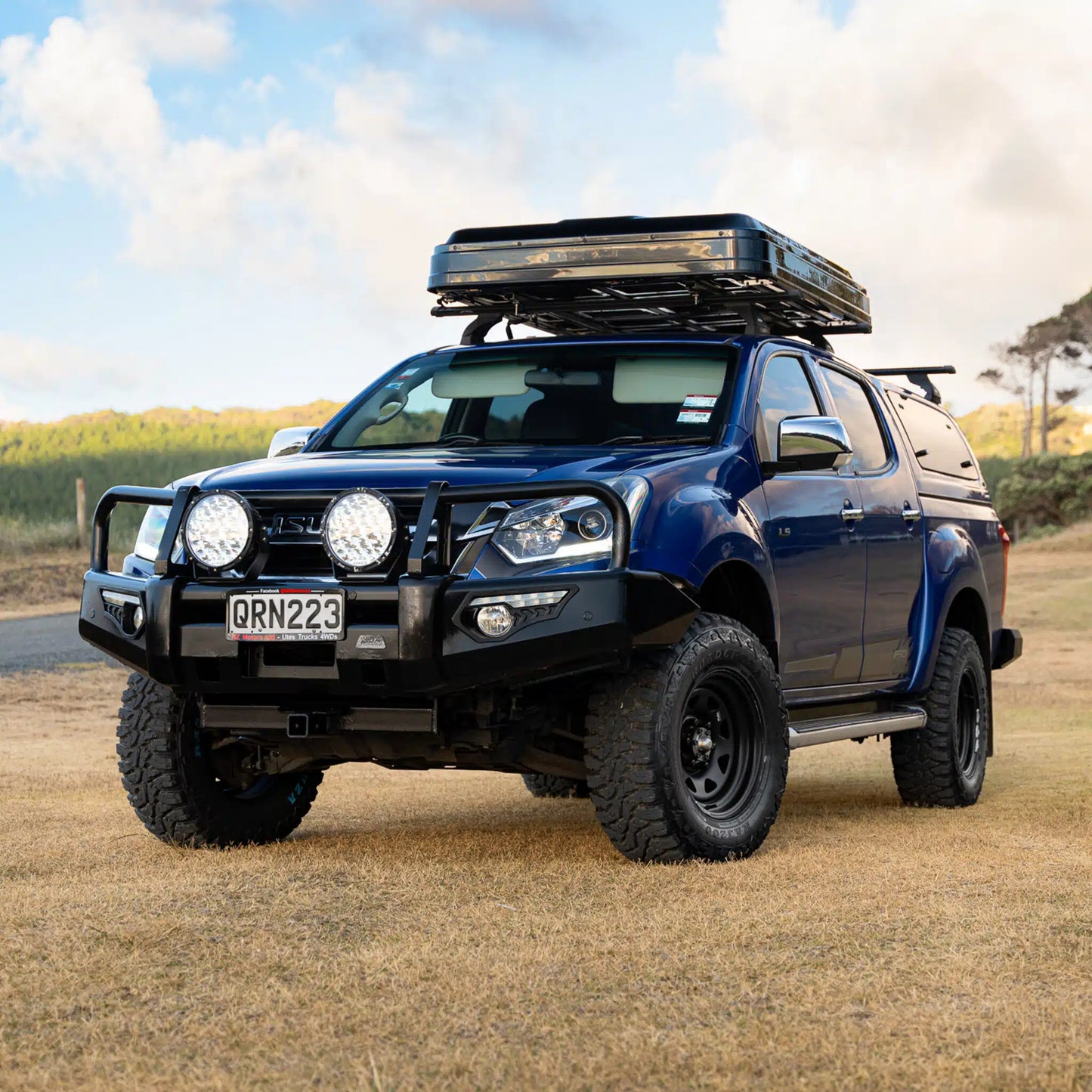 Defender Off Road Cantilever Hard Shell Rooftop Tent