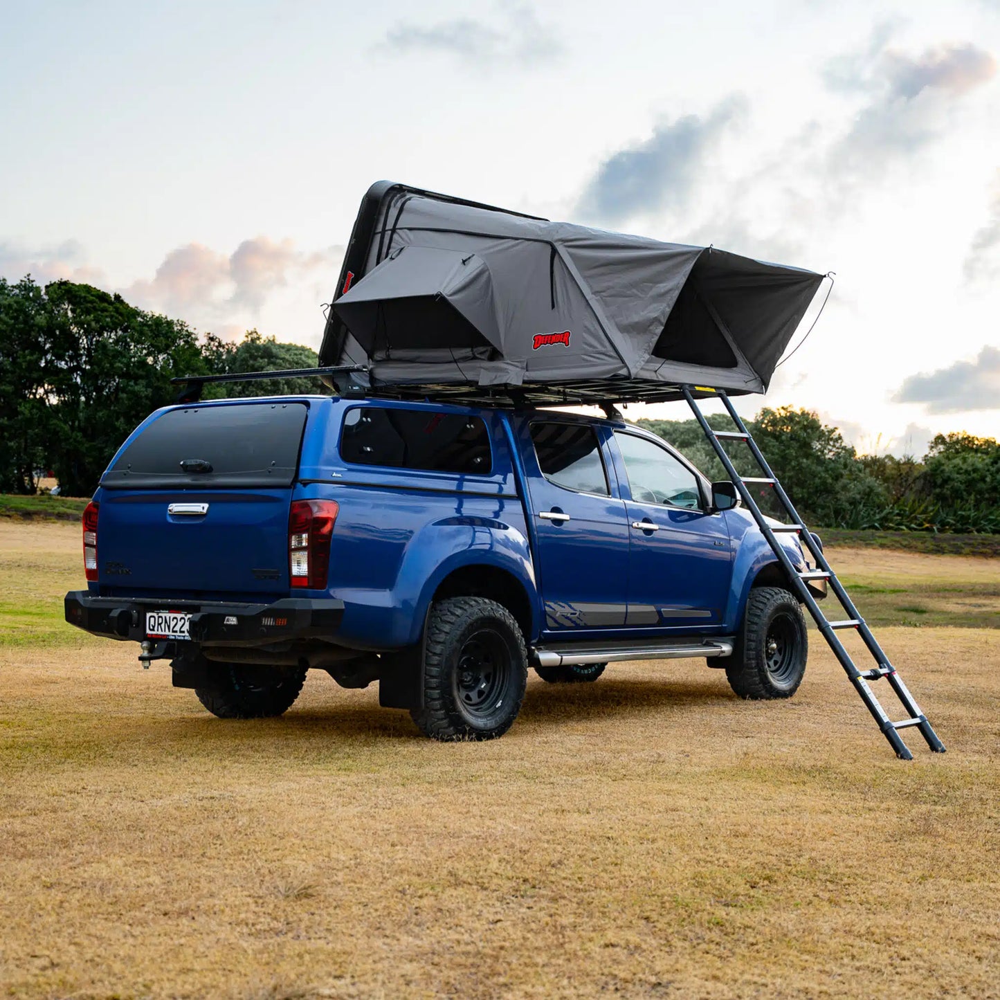 Defender Off Road Cantilever Hard Shell Rooftop Tent
