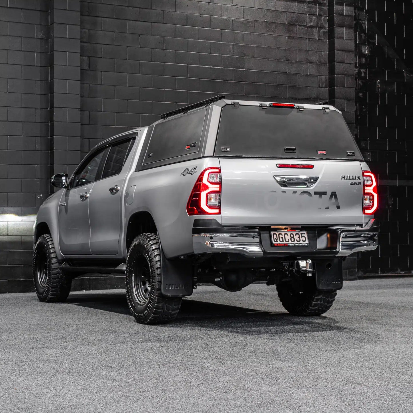 DEFENDER Aluminium Windowless Canopy to suit Toyota Hilux SR5 [2015 – Present]