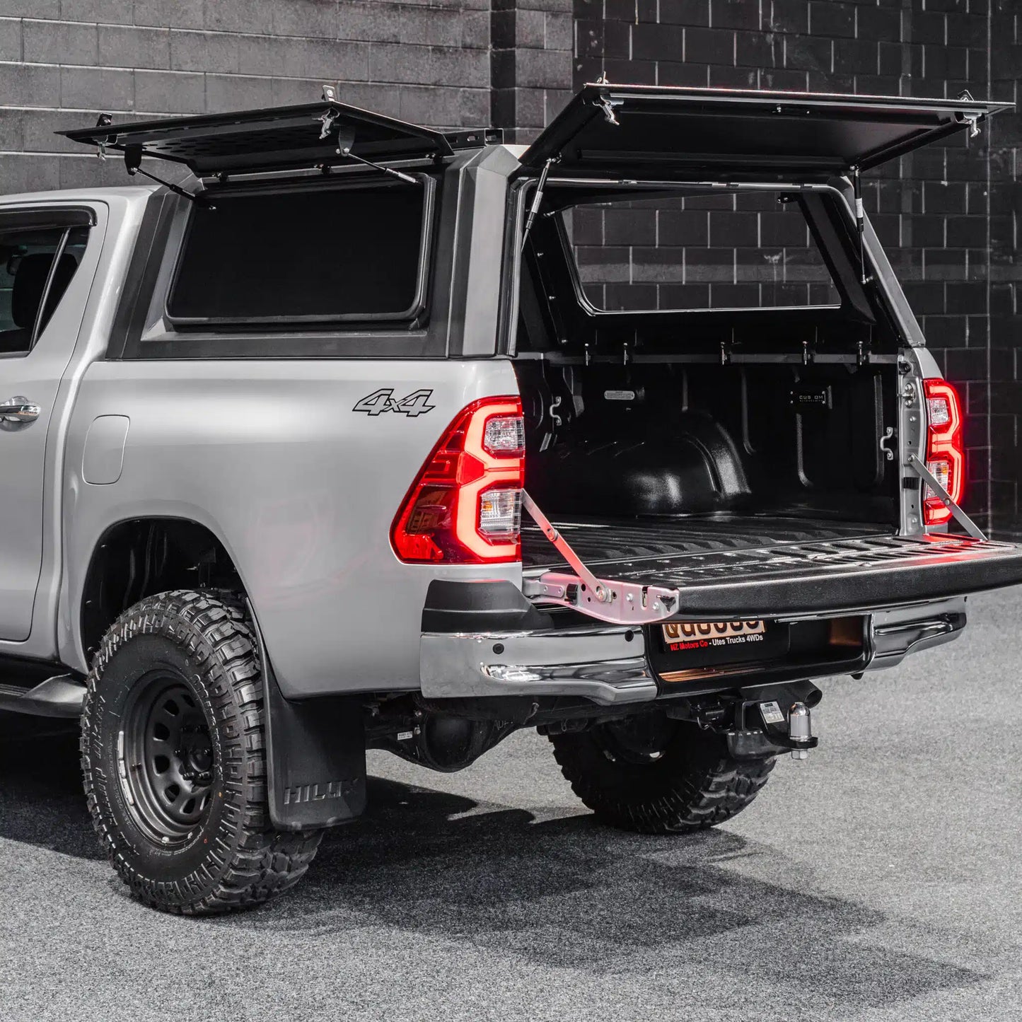 DEFENDER Aluminium Windowless Canopy to suit Toyota Hilux SR5 [2015 – Present]