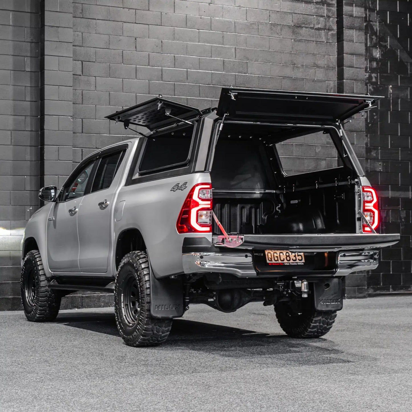 DEFENDER Aluminium Windowless Canopy to suit Toyota Hilux SR5 [2015 – Present]