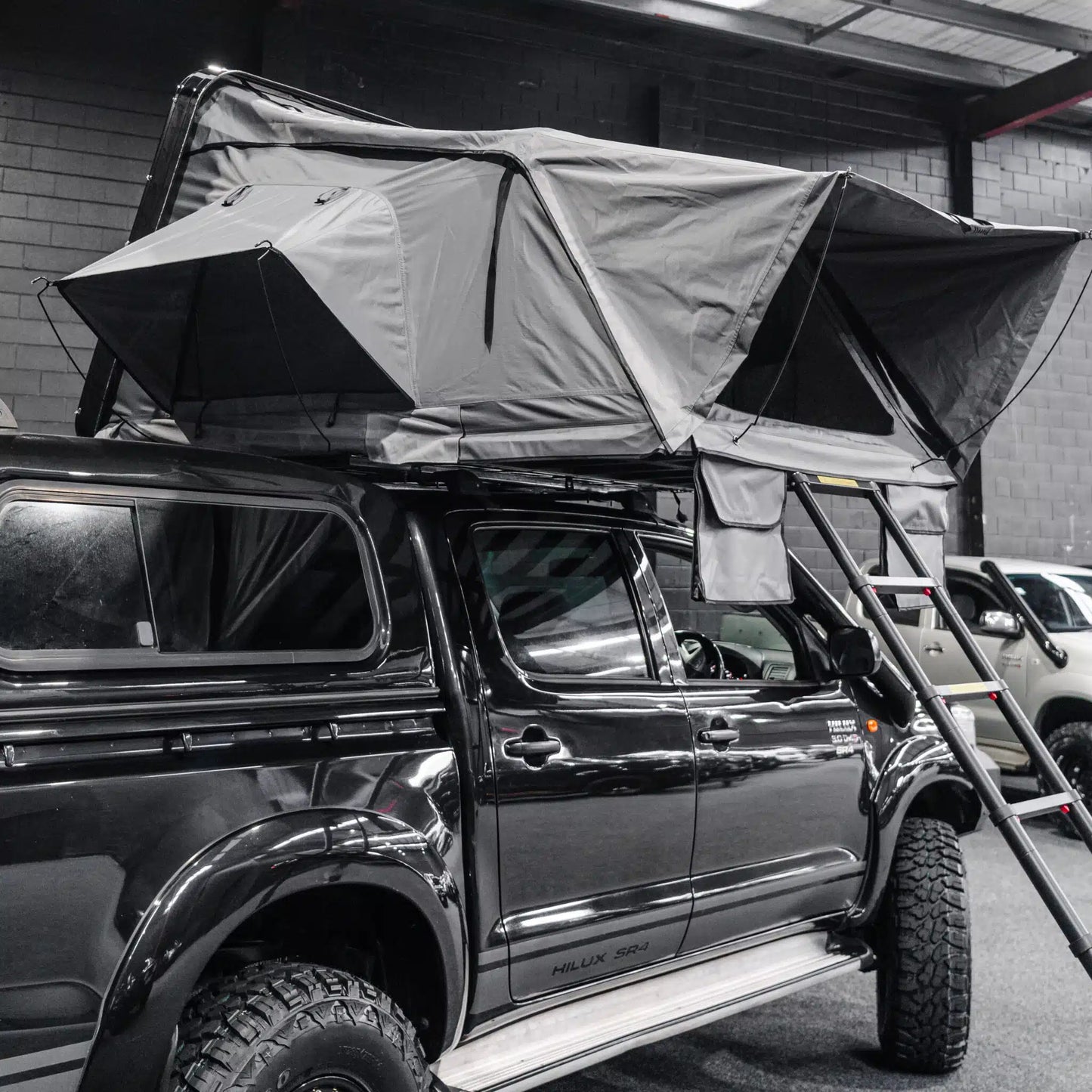 Defender Off Road Cantilever Hard Shell Rooftop Tent